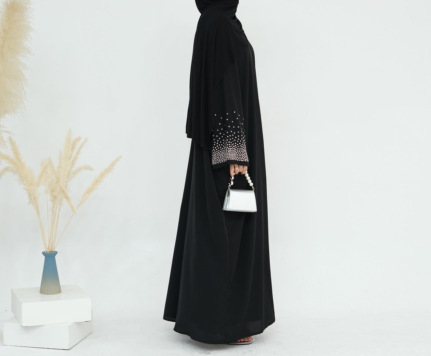 Luluat Al-Nida Abaya (عباءة لؤلؤة الندى)