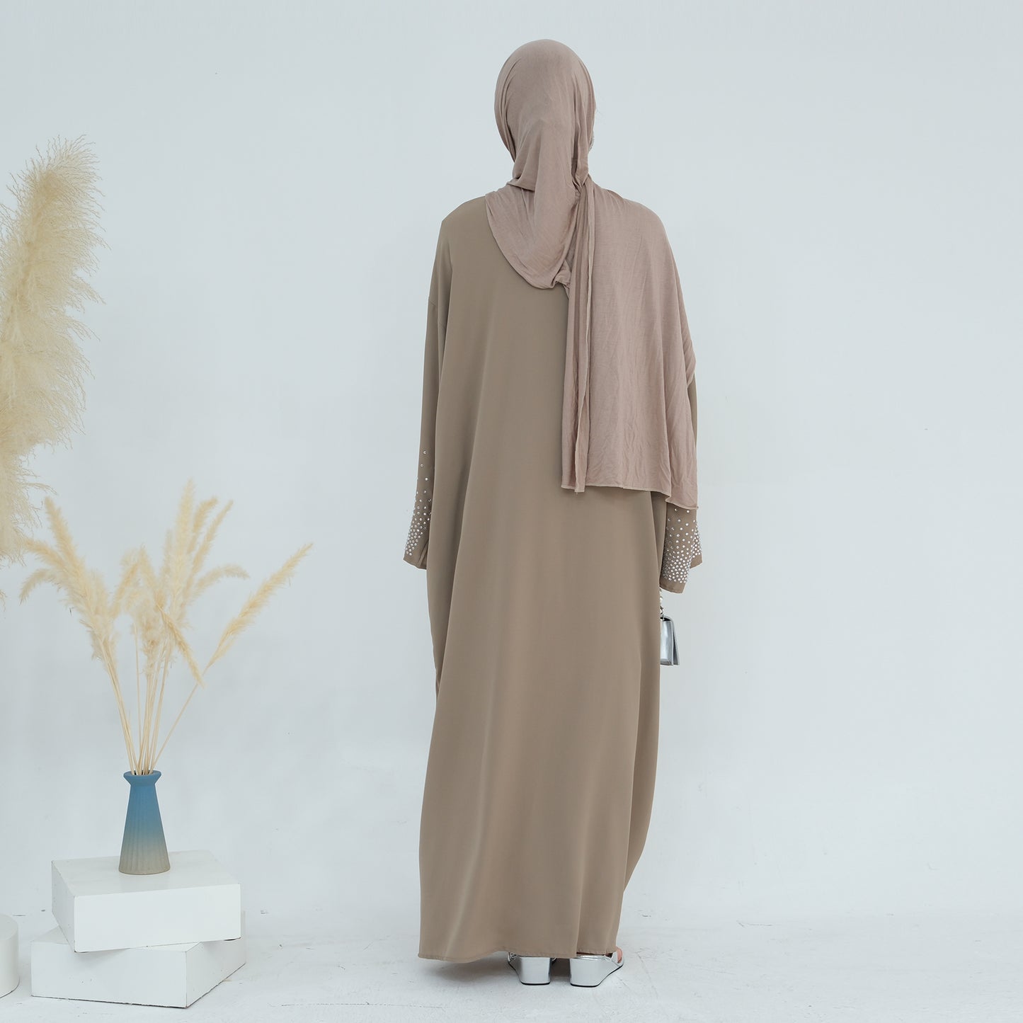 Luluat Al-Nida Abaya (عباءة لؤلؤة الندى)