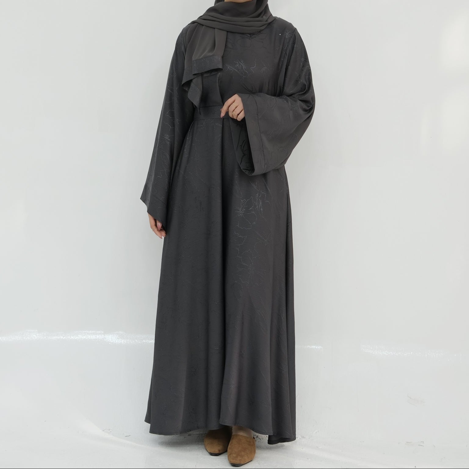 Malikat Al Layl Satin Abaya