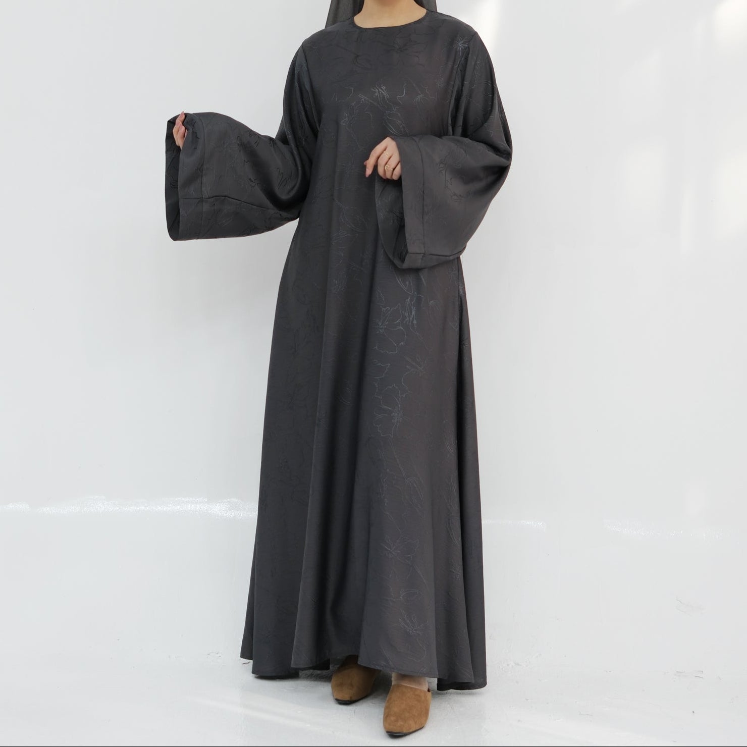 Malikat Al Layl Satin Abaya