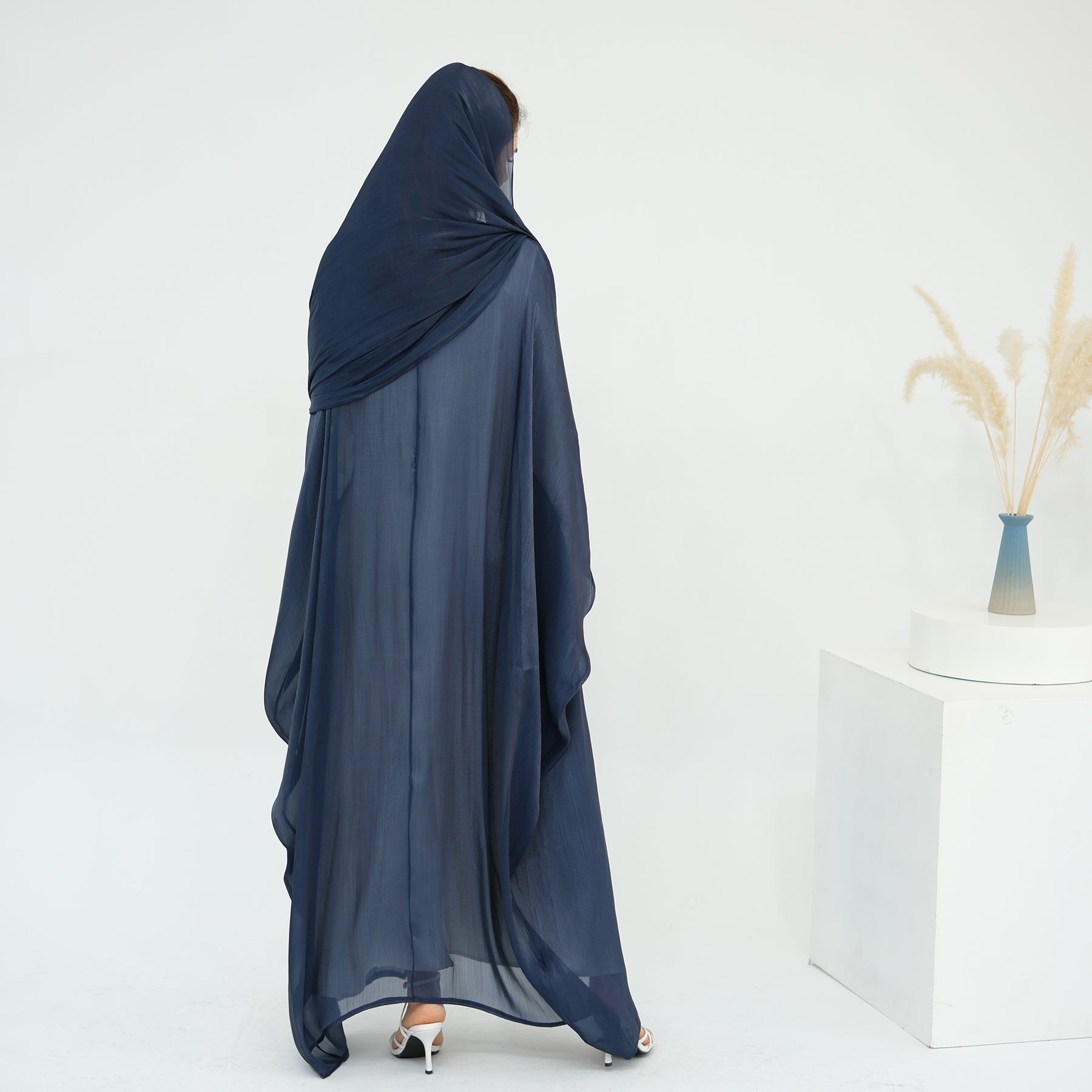 Layāl Al-Fajr Abaya
