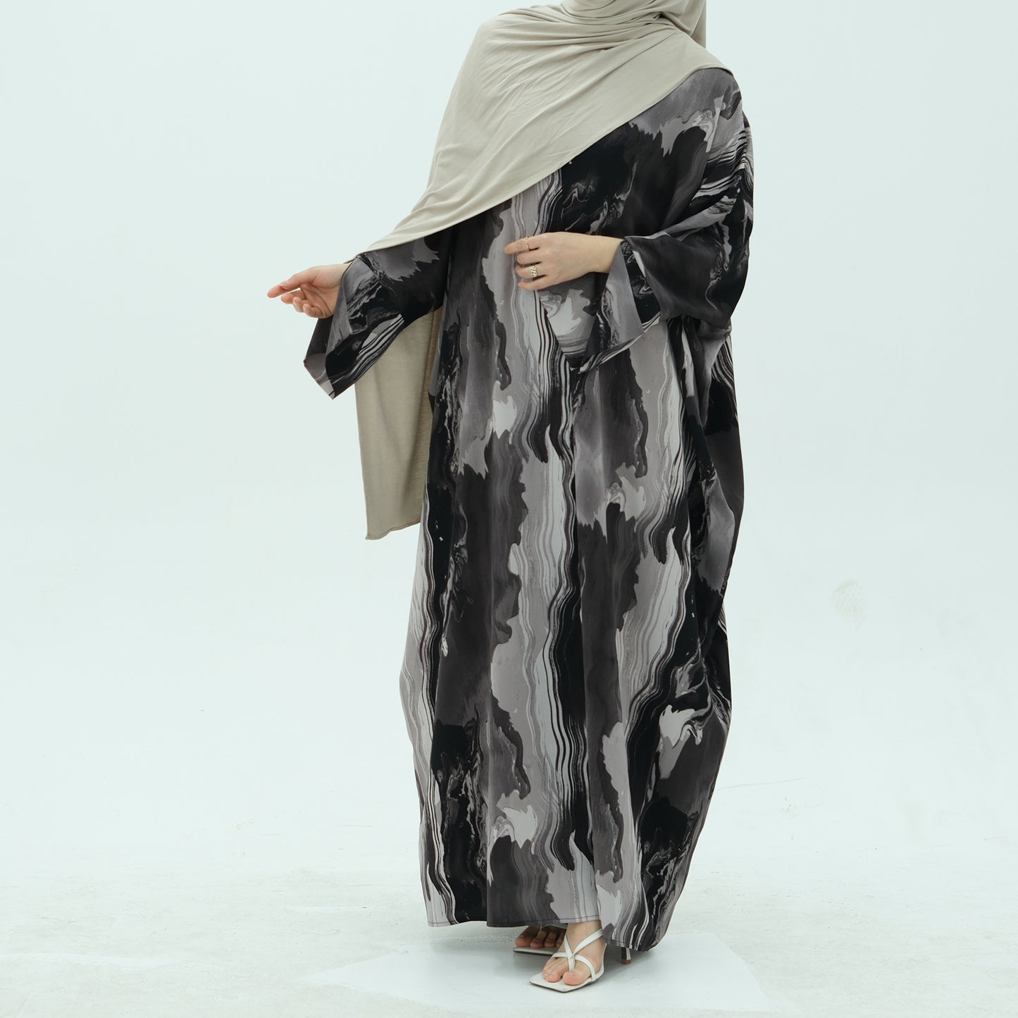 Noor Al-Layl Abaya (عباءة نور الليل)