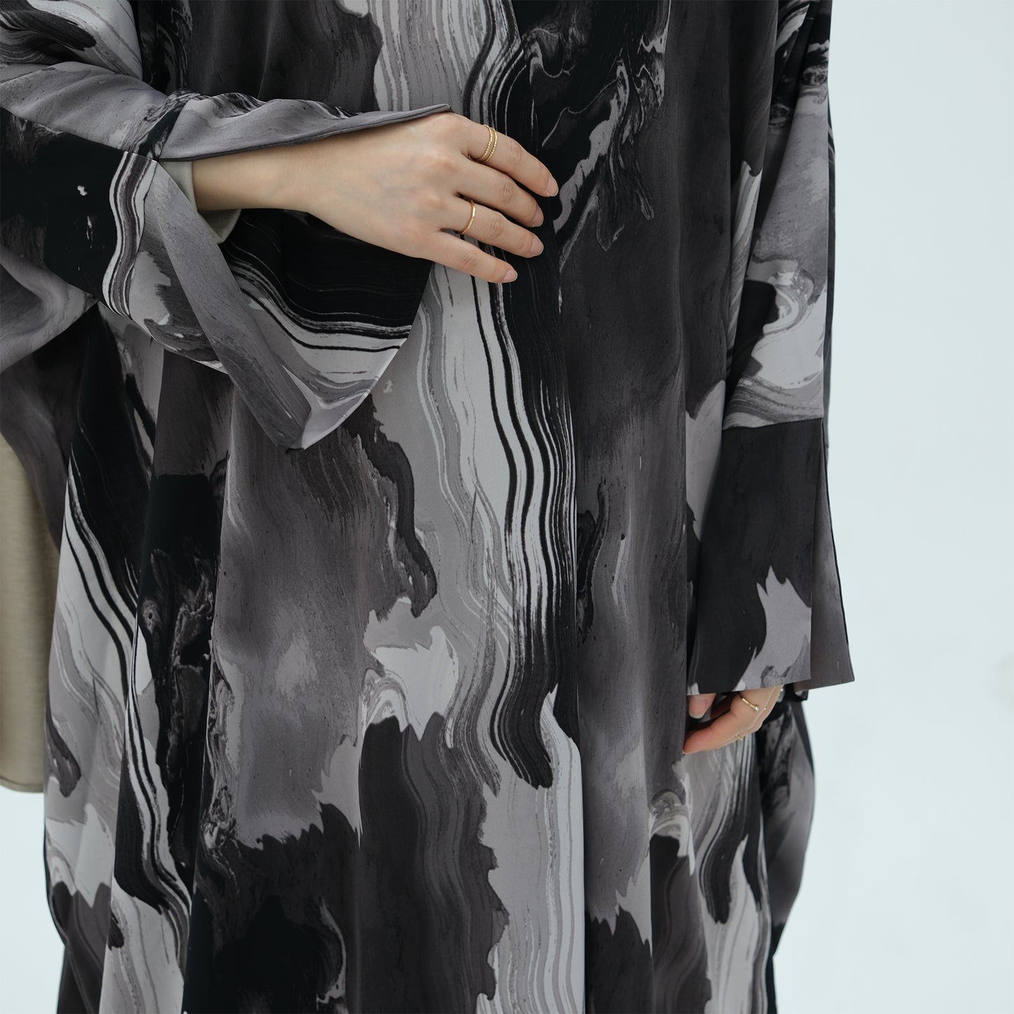 Noor Al-Layl Abaya (عباءة نور الليل)