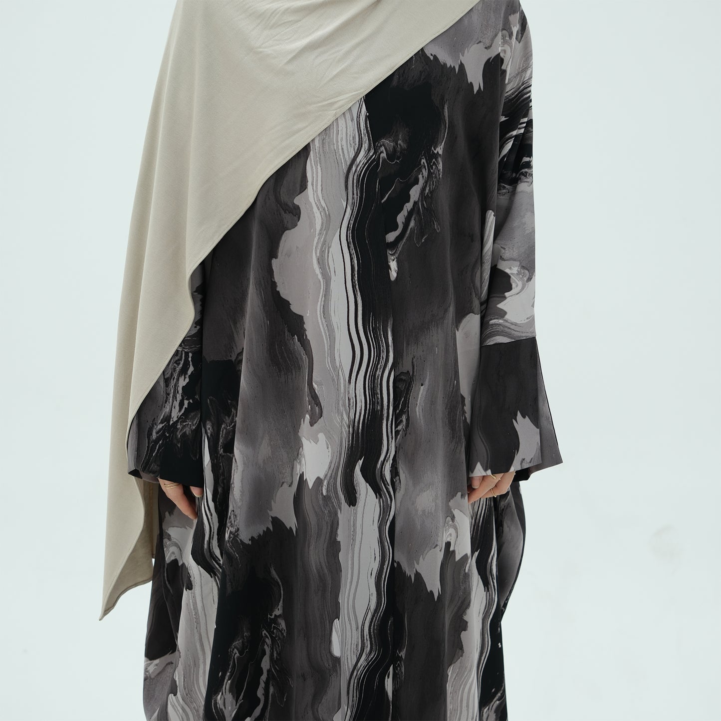 Noor Al-Layl Abaya (عباءة نور الليل)