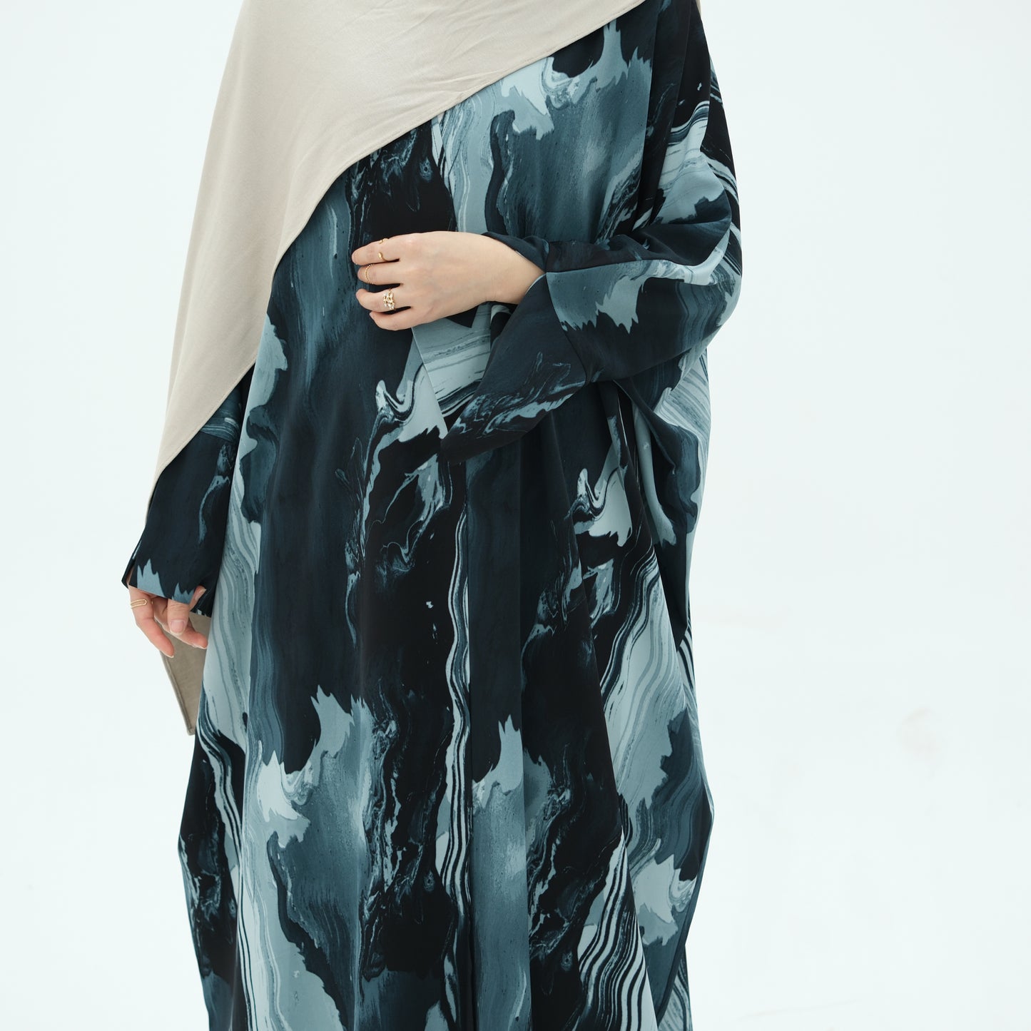 Noor Al-Layl Abaya (عباءة نور الليل)