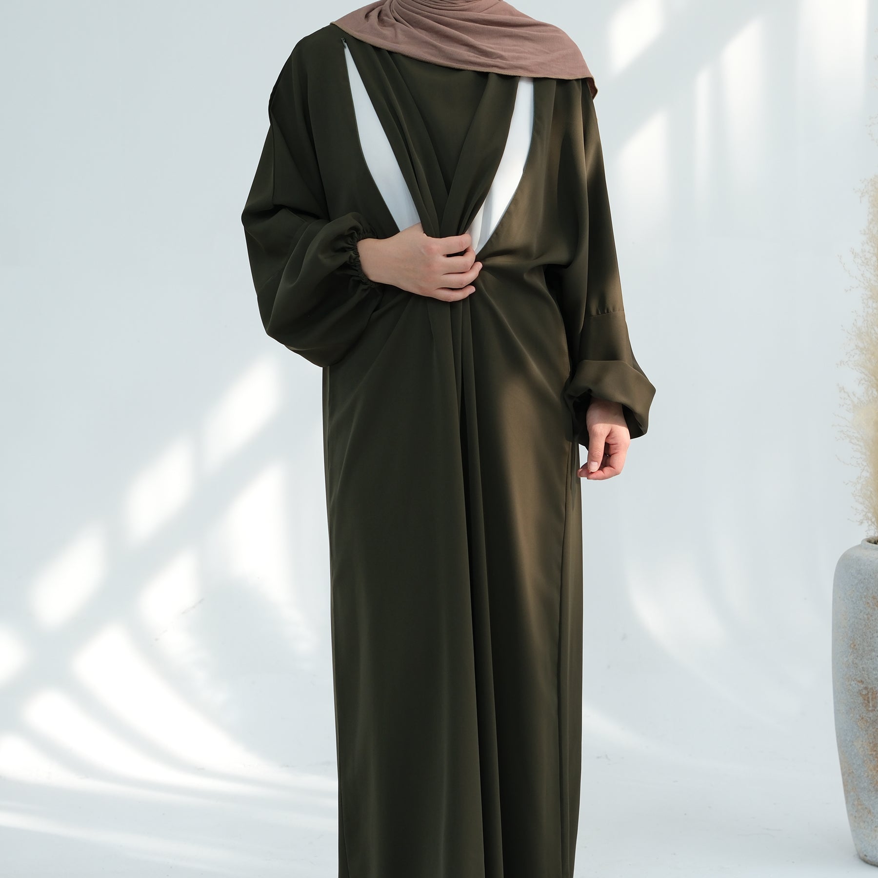 Rafeeqah Nursing Abaya (عباية رفيقة للرضاعة) - Noor & Grace