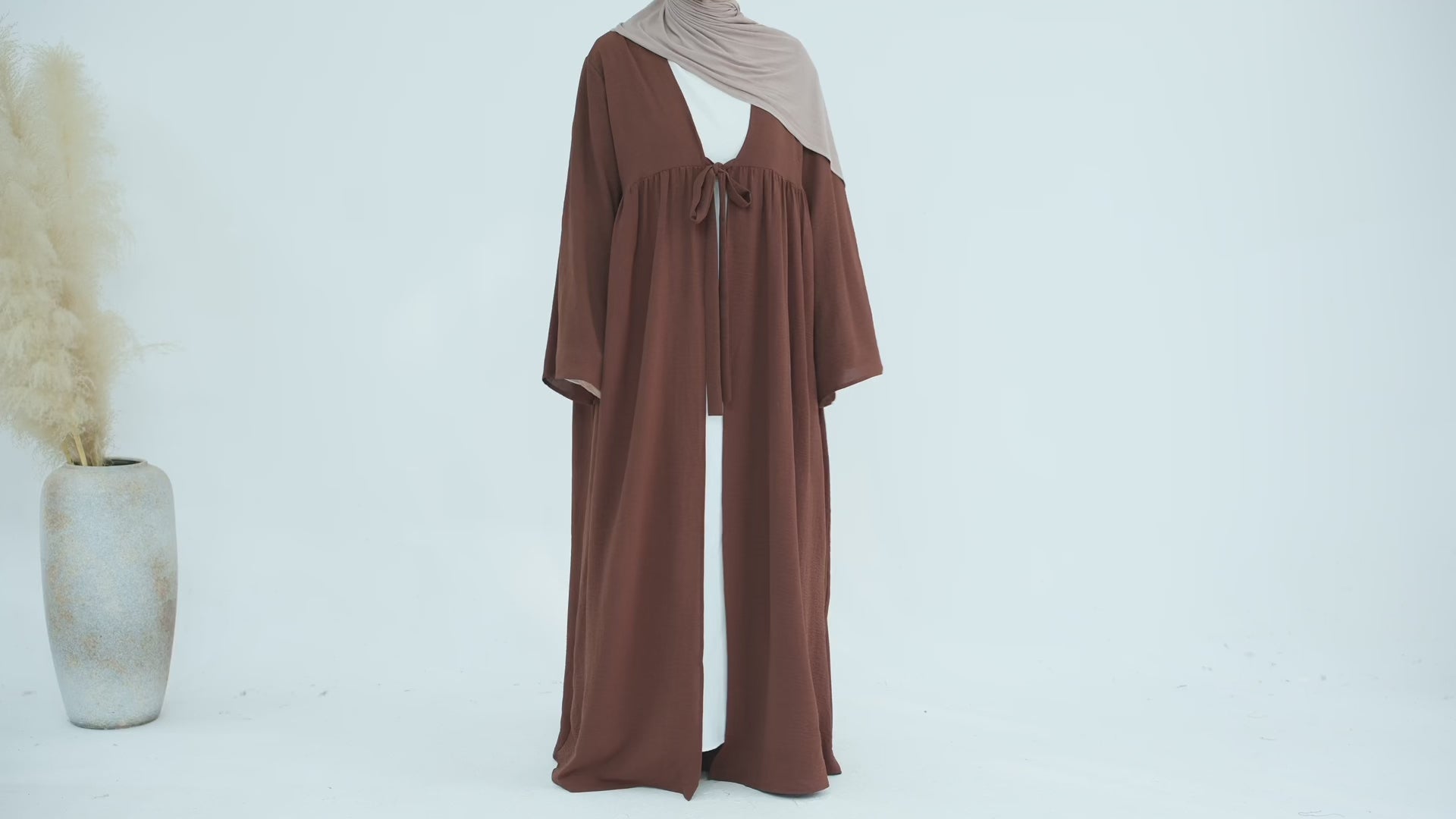 Abayat Oqdah Al-Jamal (عباءة عقدة الجمال) - Noor & Grace