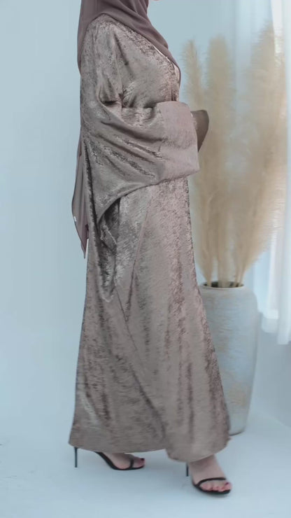 Abaya Al-Anaaqa Al-Lami'a (عباءة الأناقة اللامعة)
