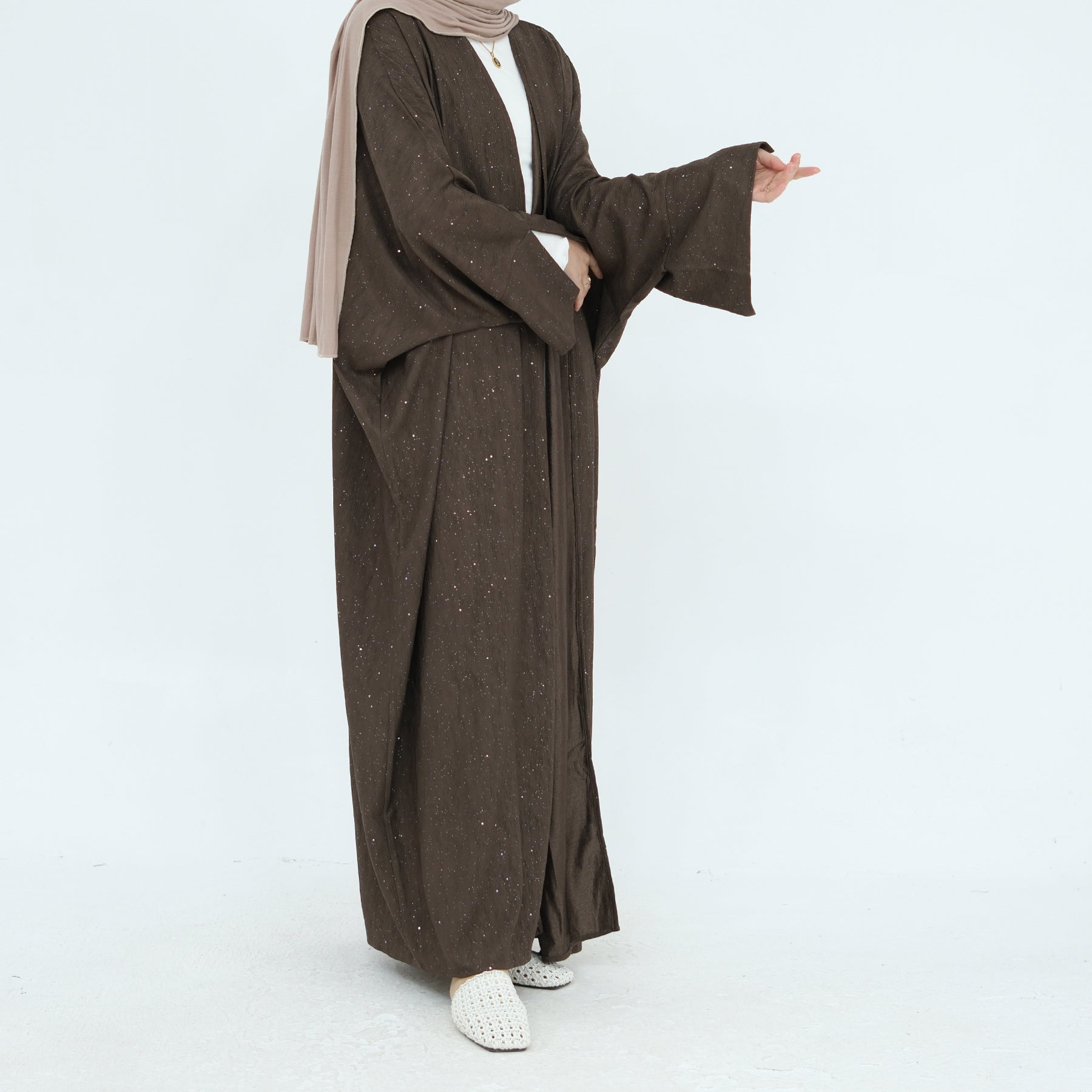 ZahiraAutumnWinterAbaya_Noor_GraceGray2. Women showcasing winter abaya in brown and gray color. Noor & Grace winter abayas and hijabs.