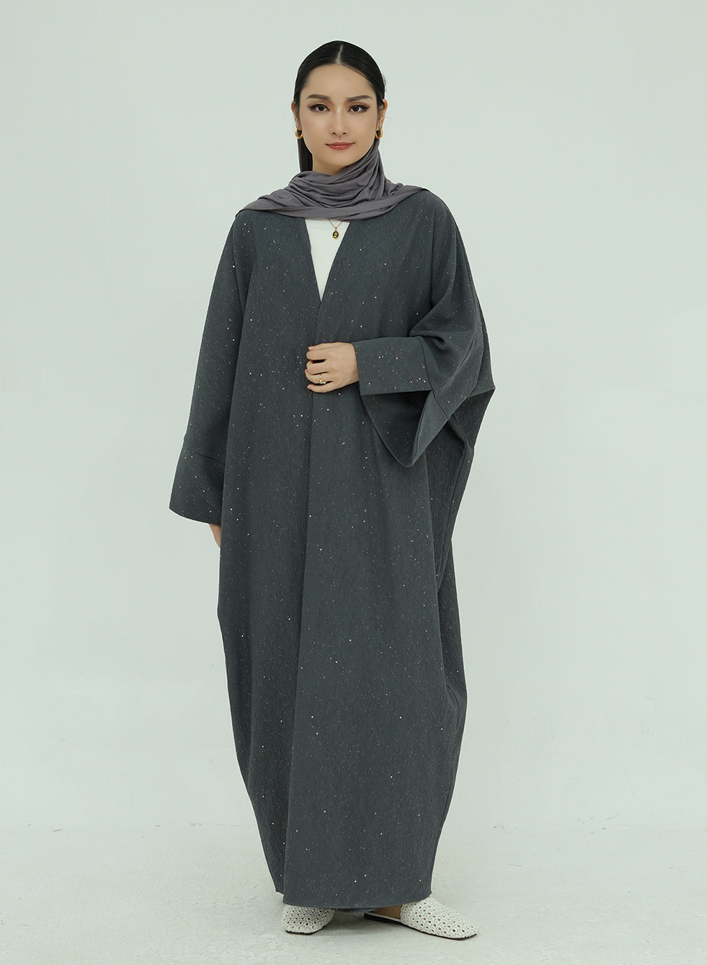 ZahiraAutumnWinterAbaya_Noor_GraceGray2. Women showcasing winter abaya in brown and gray color. Noor & Grace winter abayas and hijabs.